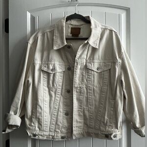 AE Oversized Jean Jacket
Cream/off white color